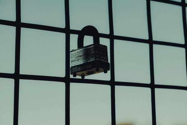 Quelles sont les étapes pour dépanner un disjoncteur qui saute ?